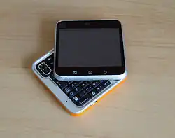 Le Motorola Flipout&nbsp;(en), un téléphone pivotant.