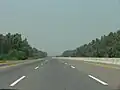Piste d'atterrissage sur l'autoroute M-2&nbsp;(en) du Pakistan avec des terre-pleins amovibles.