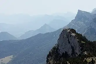 Chaîne de montagnes dans la brume.