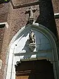 Portail avec statue du saint.