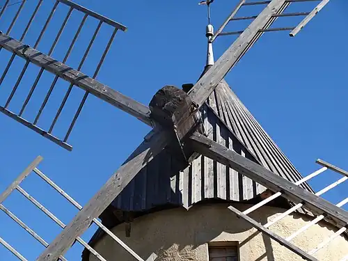 Croix occitane sur le bois.