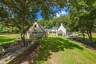 Vue du Moulin de Kerguerhent (à droite) et des autres bâtiments liés à lui depuis le Goyen.