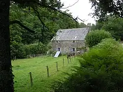 le bâtiment annexe.