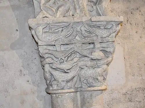 Détail des sculptures d'un chapiteau.