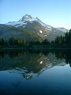 Mont Jefferson se reflétant dans un lac.