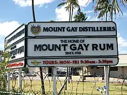 Panneau situé à l'entrée du bâtiment indiquant que la distillerie Mount Gay est active depuis 1703