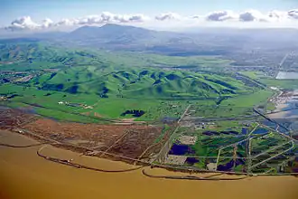 Vue aérienne du mont Diablo au-dessus de la baie Suisun à Concord (Californie)