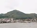 Le mont Hakodate avec la ville au premier plan.