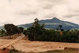 Vue du mont Popa et du Taung Kalat sur la gauche.
