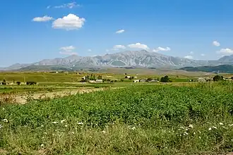 Vue du mont Samsari depuis l'ouest.
