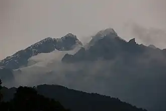 Vue du mont Stanley, avec le pic Alexandra à gauche et le pic Marguerite à droite, depuis le refuge John Matte à 3 414 mètres d'altitude.