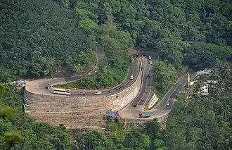 Virages en lacet sur le col routier de Thamarassery Churam, entre Calicut et le district de Wayanad, vers 1&nbsp;000&nbsp;m d'altitude. L'État est relativement enclavé par le relief.