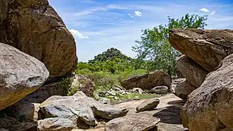 Rochers près du fort Pakito dans le Gulu. Avril 2019.