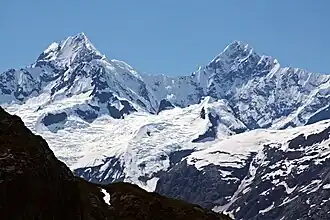 Vue des monts Orville (à gauche) et Wilbur (à droite) depuis le Johns Hopkins Inlet