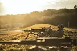 Fantassin du 35e&nbsp;régiment d'infanterie tenant une mitrailleuse lourde 12,7.