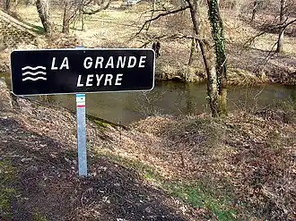 Inscription en capitales.