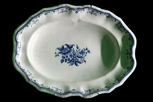 Plat oblong en camaïeu bleu à bouquet centré.