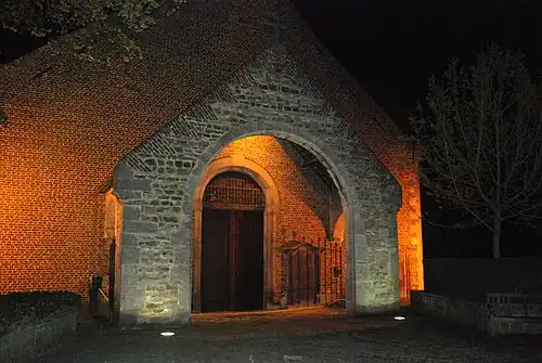 Vue nocturne du porche.