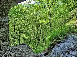 Entrée de la grotte des Faux-monnayeurs.