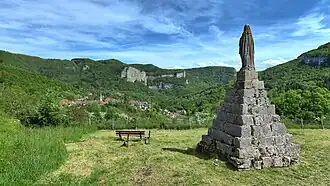 La vierge de Sainte-Foy au-dessus du village.
