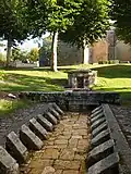 Fontaine et lavoir au pied de l'église.
