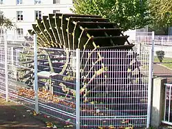 Roue à aubes d'un ancien moulin sur le Thérain, jardin public, avenue du 8-Mai-1945.
