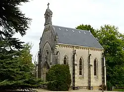 La chapelle néogothique.