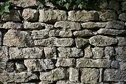 Mur en pierres derrière l'église.