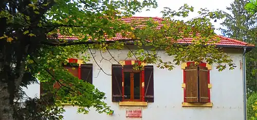 Maison forestière avec une plaque indiquant Le Froid-Cul.