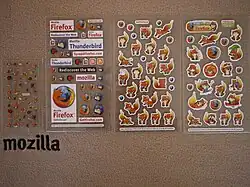 Planches de stickers Mozilla Japan avec de nombreuses déclinaisons de la mascotte Foxkeh.
