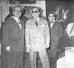 Vue éloignée de soldats sur le champ de bataille, brandissant le drapeau vietnamien.