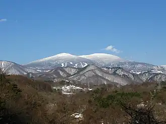 Vue du mont Nishiazuma (sommet enneigé à droite).