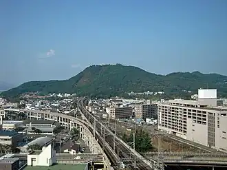 Vue du versant méridional du mont Shinobu directement au sud de la gare de Fukushima