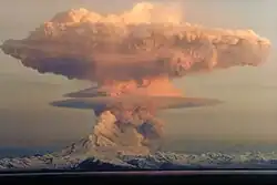 Le nuage d'éruption du Mont Redoubt le 21 avril 1990, vu de l'ouest de la péninsule Kenai.