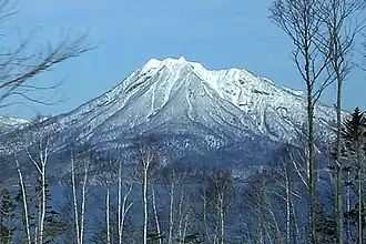 Vue du mont Eniwa depuis les rives du lac Shikotsu.