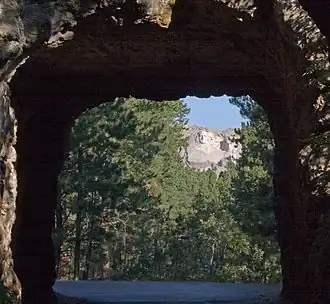 Vue du mont Rushmore depuis l'un des tunnels de la Highway 16A.