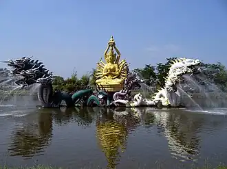 Statues de Guanyin et de dragons