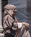 Femme musulmane au palais de Dolmabahce en Turquie (2015).