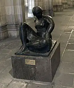 Mujer sentada de Manolo Hugué, 1930, Calle de San Francisco, Oviedo.
