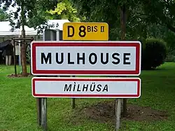 Un panneau d'entrée à Mulhouse, en français et en alsacien.