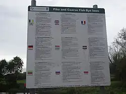 Panneau en Irlande avec neuf langues représentées par leurs drapeaux et leurs noms.