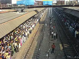 Gare de Borivali (en), dans la banlieue de Bombay : les quais 3 et 4 à l'heure de pointe (de 8 à 9 h du matin).