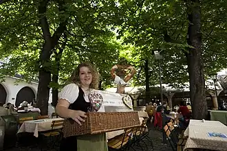 Vendeuse de bretzels du Hofbräuhaus am Platzl de Munich