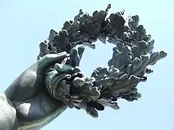 Main gauche avec une couronne de glands.