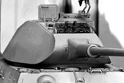 Un modèle représentant l'avant incurvé de la première version de la tourelle Krupp (souvent appelée à tort "tourelle Porsche").