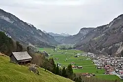 Vue de la Muotatal et du village de Muotathal