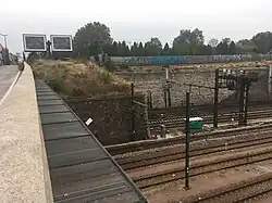 Un flanc de mur de l'ancienne enceinte de Thiers longeant les voies ferrées sortant de la gare de Lyon et de la gare de Paris-Bercy, à proximité de la porte de Charenton.