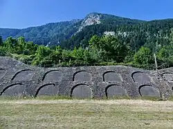Mur de soutènement à arcades à Freney.