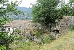 Mur de tuf à l'amont d'un ancien moulin