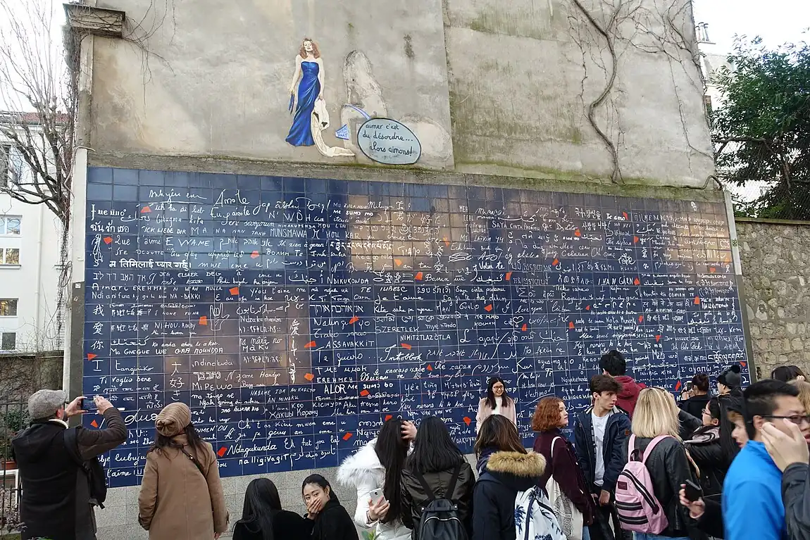 Ava Gardner par Rue meurt d'art, au-dessus du Mur des je t'aime.